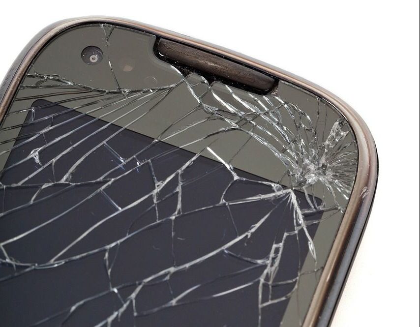 Co należy zrobić w przypadku nagłego i trwałego uszkodzenia telefonu?