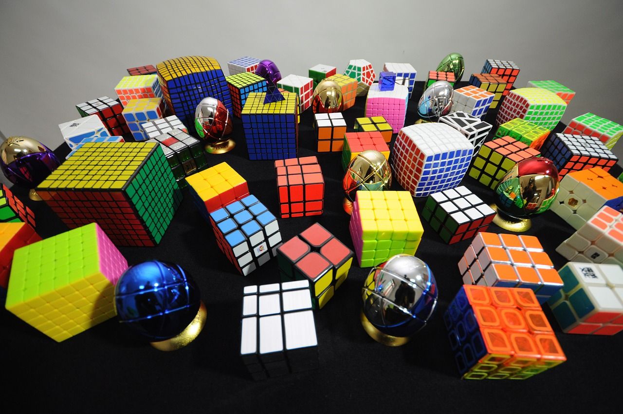 Rodzaje kostek Rubika – od której z nich warto rozpocząć przygodę z układaniem?