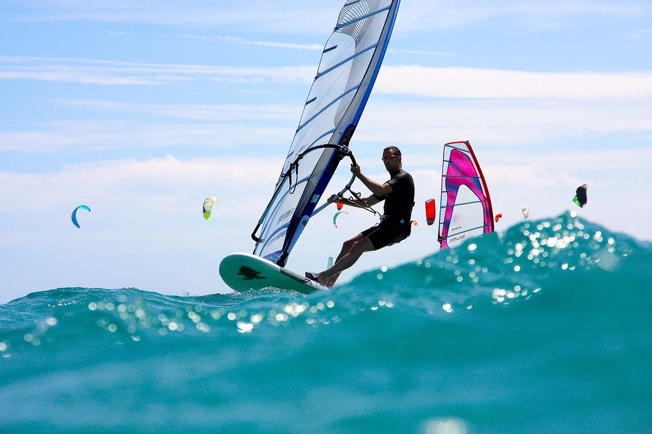 Jakie kroki podjąć, aby rozpocząć przygodę z windsurfingiem?
