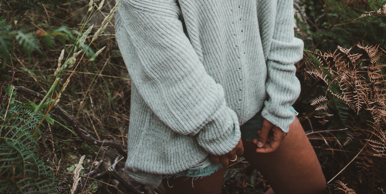 Swetry damskie – jakie sprawdzą się na chłodne wieczory?
