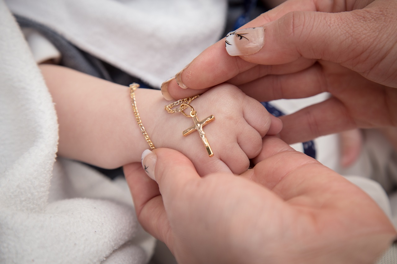Chrzest Święty – jakie pamiątki powinni kupić dziecku rodzice chrzestni?