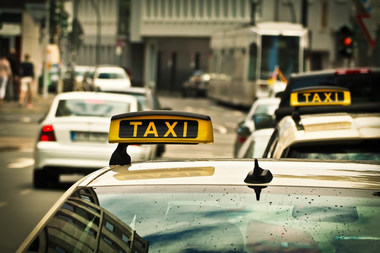 Czy zamawianie taxi przez aplikację mobilną jest popularne?