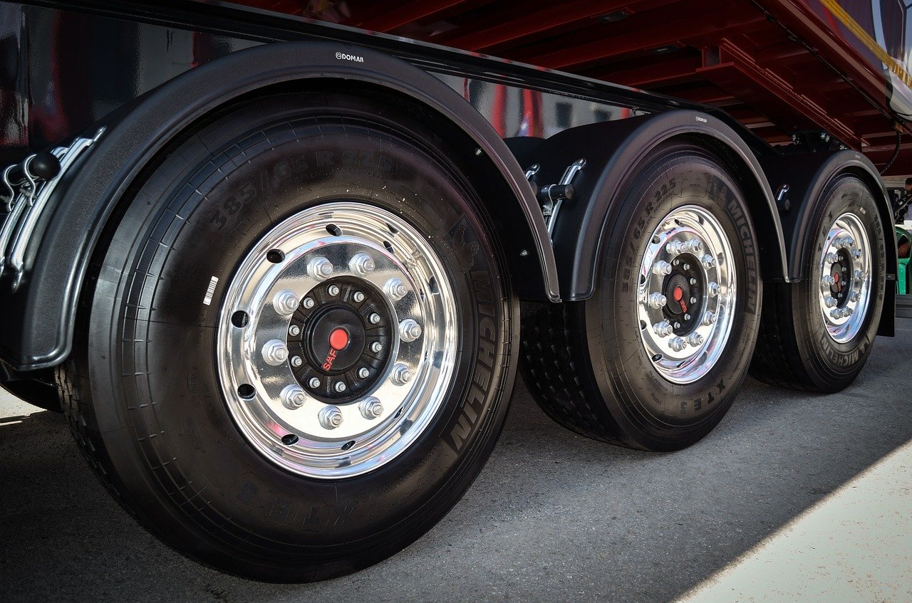 Jakiego typu opony wykorzystuje się w pojazdach ciężarowych?