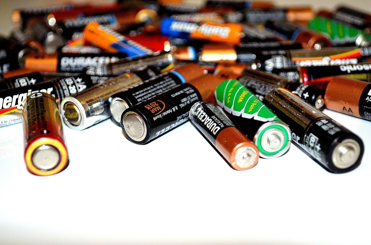 Rodzaje baterii – cechy charakterystyczne i różnice pomiędzy nimi